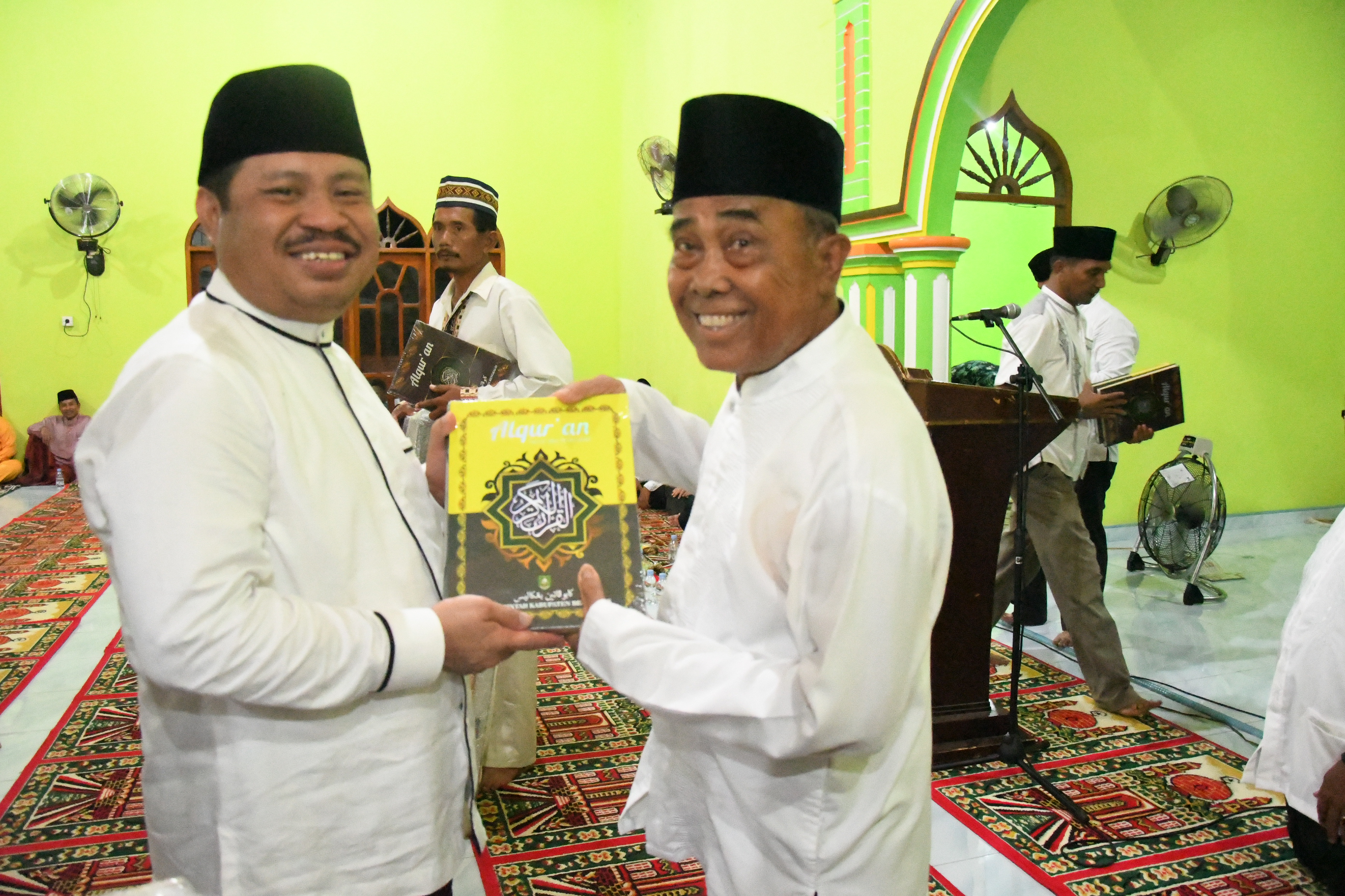 1558065095-RiauBertuah co-Bupati Amril serahkan penyerahan 50 buah Al-quran