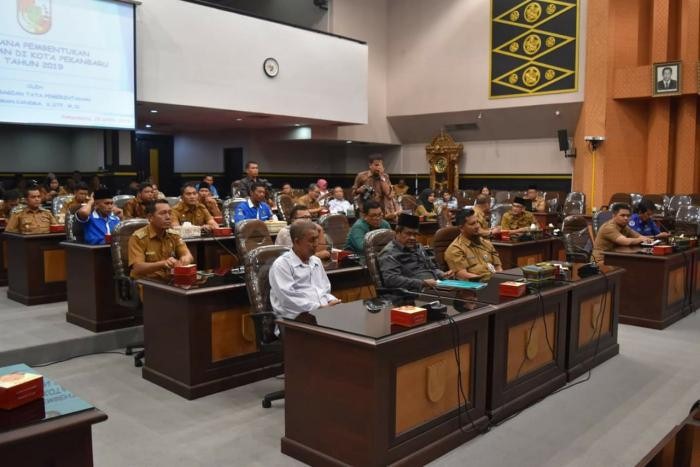 1564801619-RiauBertuah co-Peserta rapat pansus ranperda pemekaran kecamatan sedang mendengarakan paparan pimpinan sidang