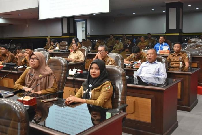 1564801625-RiauBertuah co-Peserta rapat sedang mengikuti rapat pansus