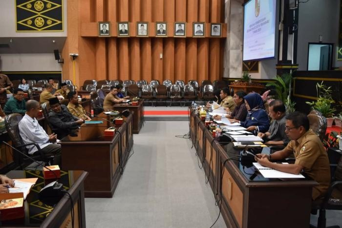 1564801633-RiauBertuah co-Pimpinan rapat dan peserta mengikuti rapat pemekaran kecamatan