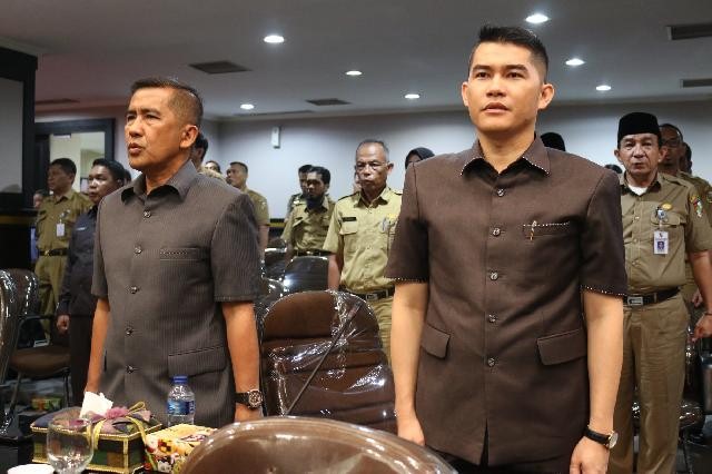 1564805144-RiauBertuah co-Para Anggota DPRD Pekanbaru nyanyikan lagu Indonesia Raya