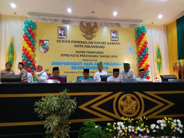 1564806338-RiauBertuah co-Pimpinan sidang paripurna HUT Kota Pekanbaru Ke-235