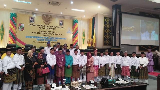 1564806453-RiauBertuah co-Foto bersama usai sidang paripurna HUT Kota Pekanbaru Ke-235